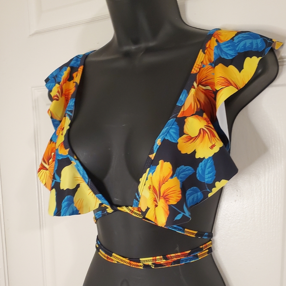 NWOT Floral Ruffle Bikini top S